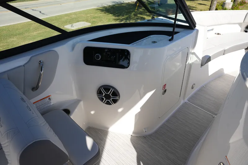 Slide: The Image of Sea Ray SDX 230 2026 - 19