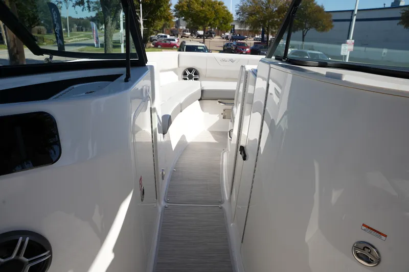 Slide: The Image of Sea Ray SDX 230 2026 - 23
