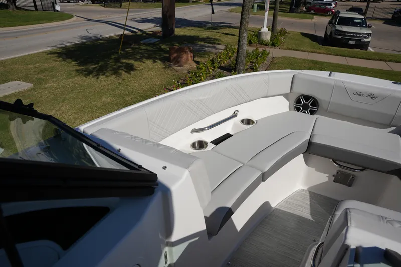 Slide: The Image of Sea Ray SDX 230 2026 - 27