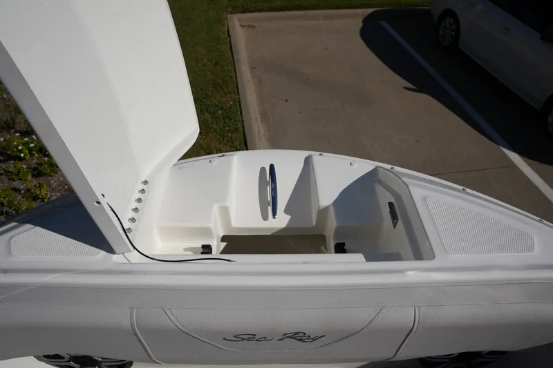 Slide: The Image of Sea Ray SDX 230 2026 - 28