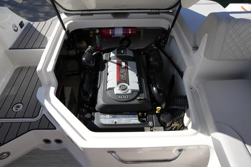 Slide: The Image of Sea Ray SDX 230 2026 - 30