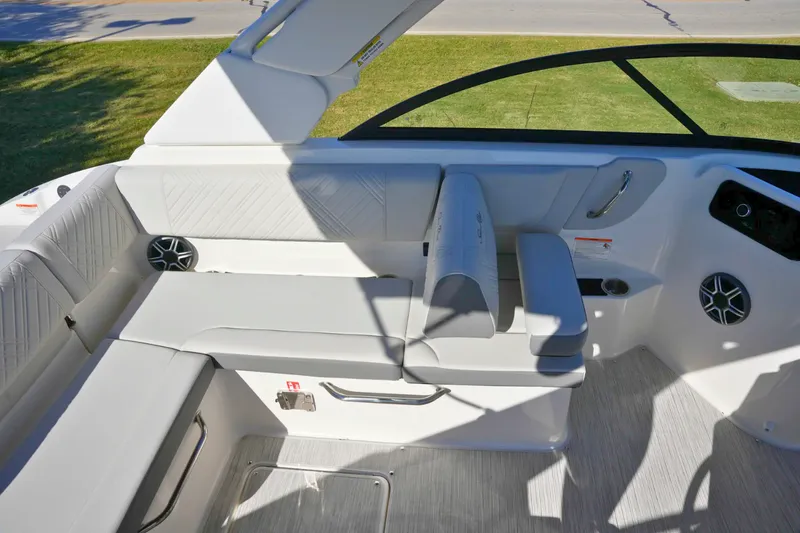 Slide: The Image of Sea Ray SDX 230 2026 - 12