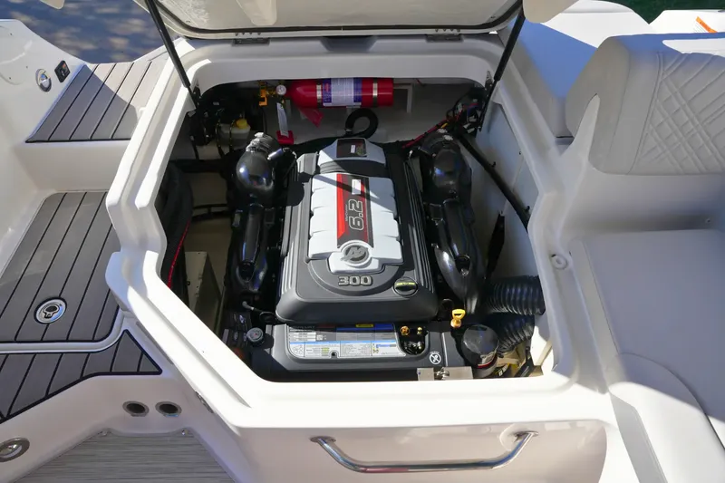 Slide: The Image of Sea Ray SDX 230 2026 - 30