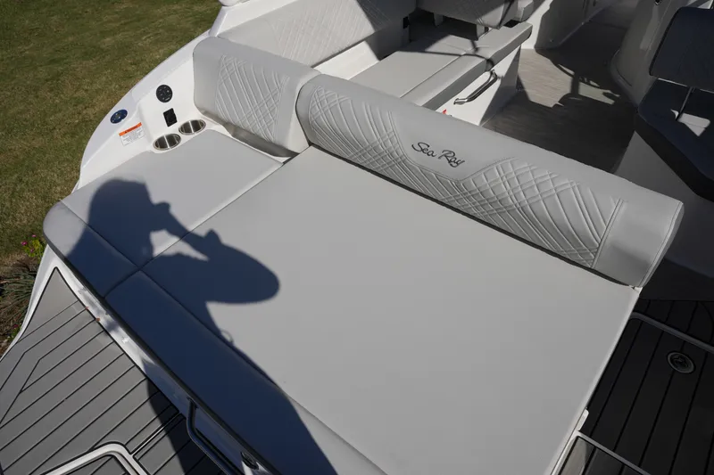 Slide: The Image of Sea Ray SDX 230 2026 - 8