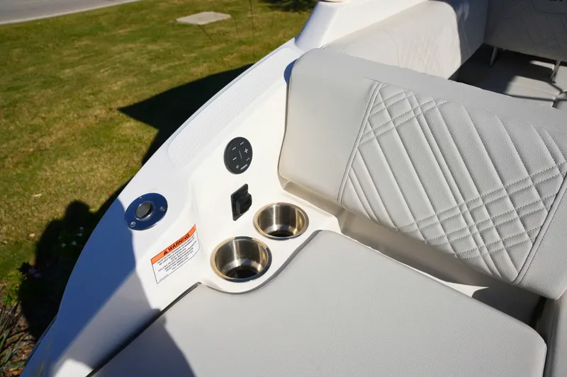 Slide: The Image of Sea Ray SDX 230 2026 - 9