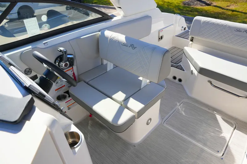 Slide: The Image of Sea Ray SDX 230 2026 - 16