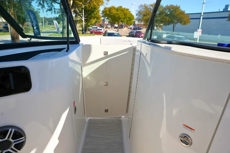 Slide: The Image of Sea Ray SDX 230 2026 - 24