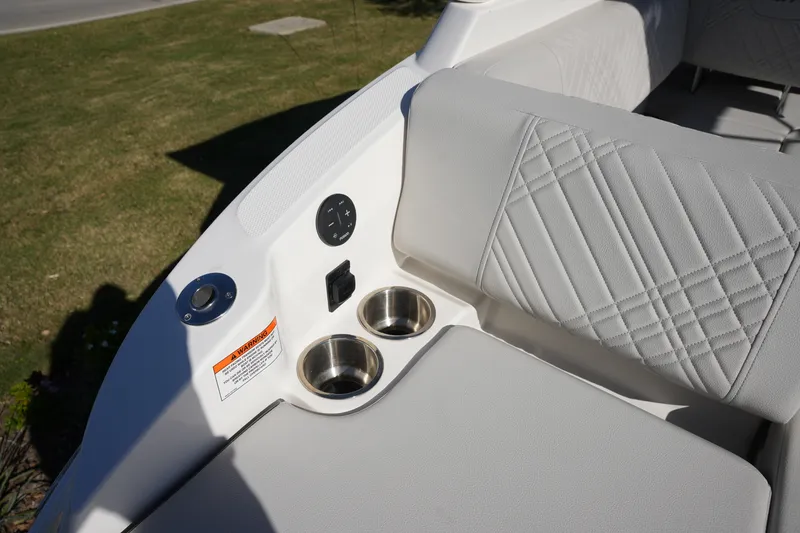 Slide: The Image of Sea Ray SDX 230 2026 - 9