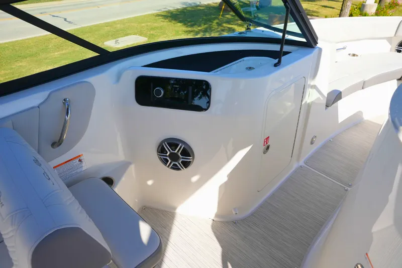 Slide: The Image of Sea Ray SDX 230 2026 - 19