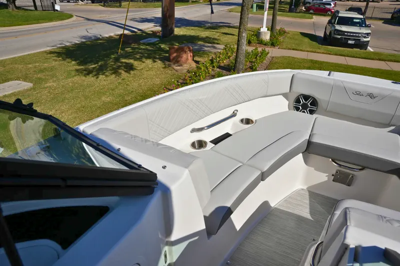 Slide: The Image of Sea Ray SDX 230 2026 - 27