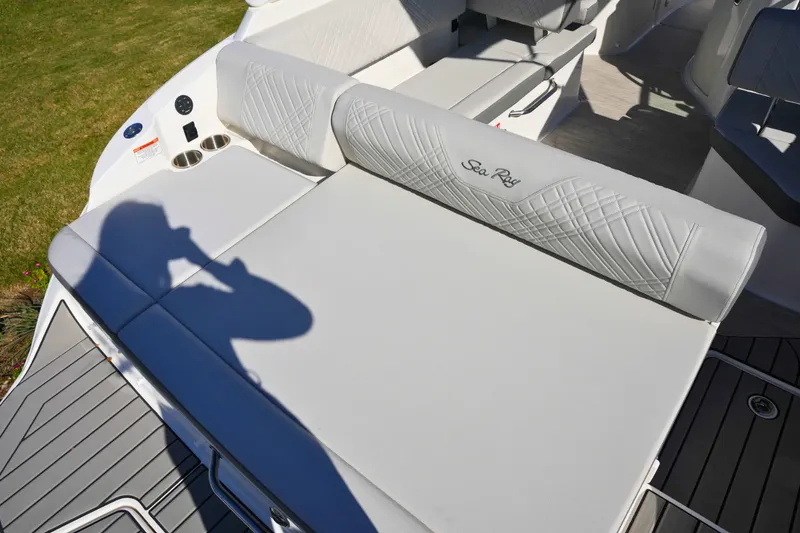 Slide: The Image of Sea Ray SDX 230 2026 - 8