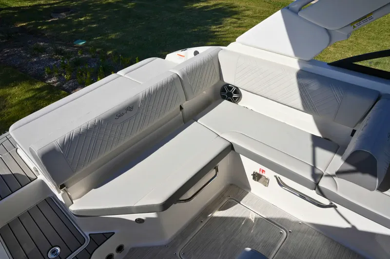 Slide: The Image of Sea Ray SDX 230 2026 - 11