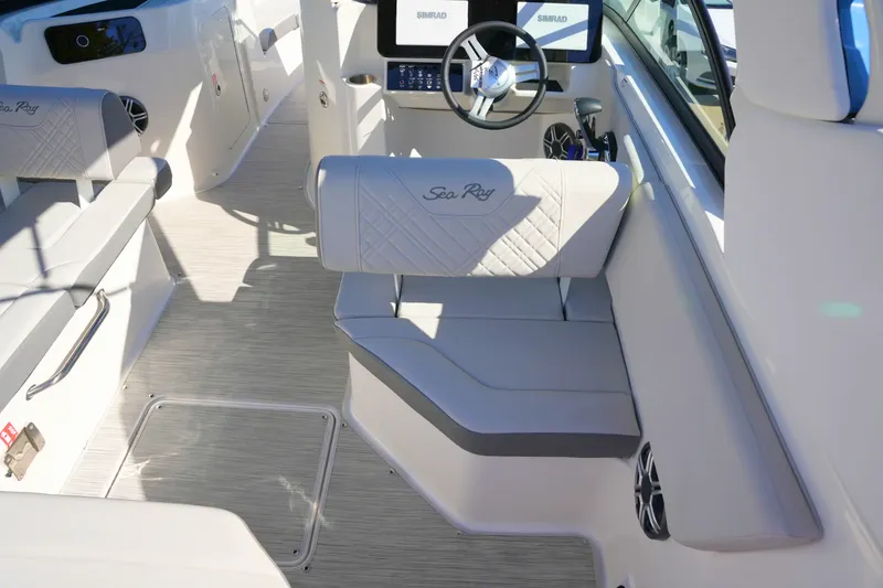 Slide: The Image of Sea Ray SDX 230 2026 - 15
