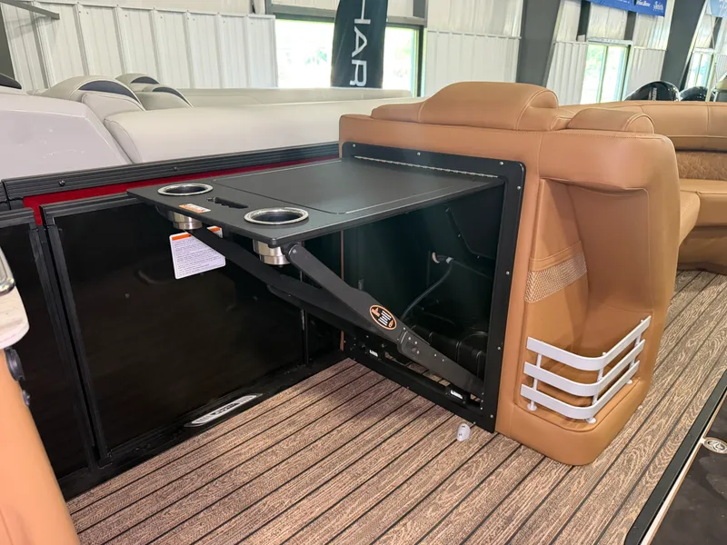 Slide: The Image of Harris Grand Mariner 250 2026 - 27