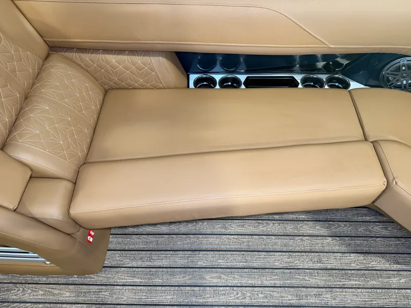 Slide: The Image of Harris Grand Mariner 250 2026 - 12
