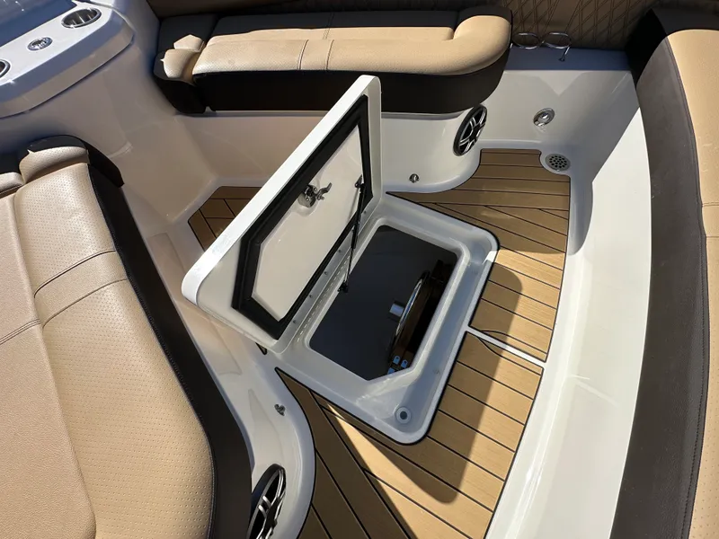 Slide: The Image of Sea Ray SLX 400 2026 - 13