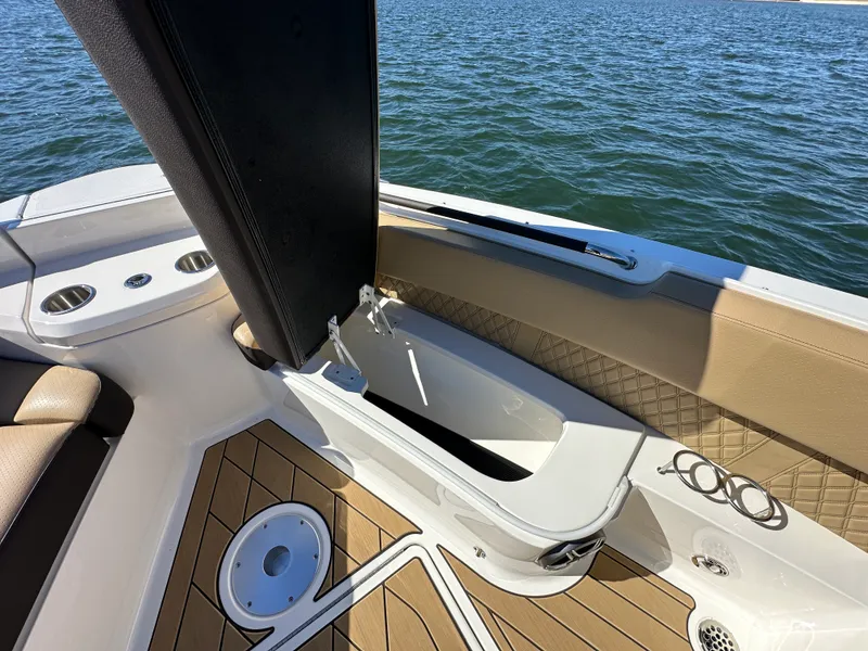 Slide: The Image of Sea Ray SLX 400 2026 - 16