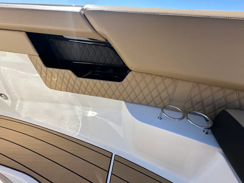 Slide: The Image of Sea Ray SLX 400 2026 - 17