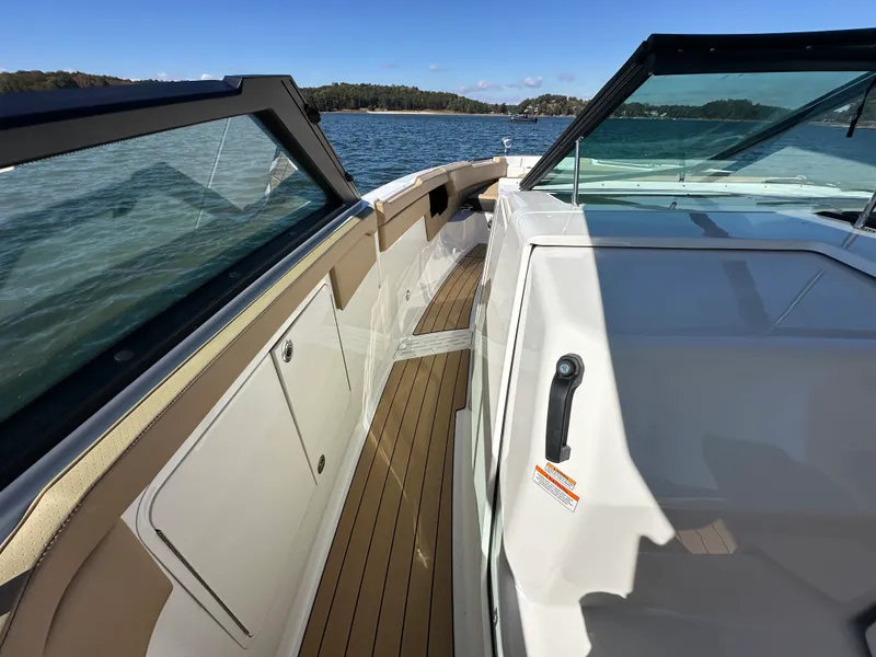 Slide: The Image of Sea Ray SLX 400 2026 - 18