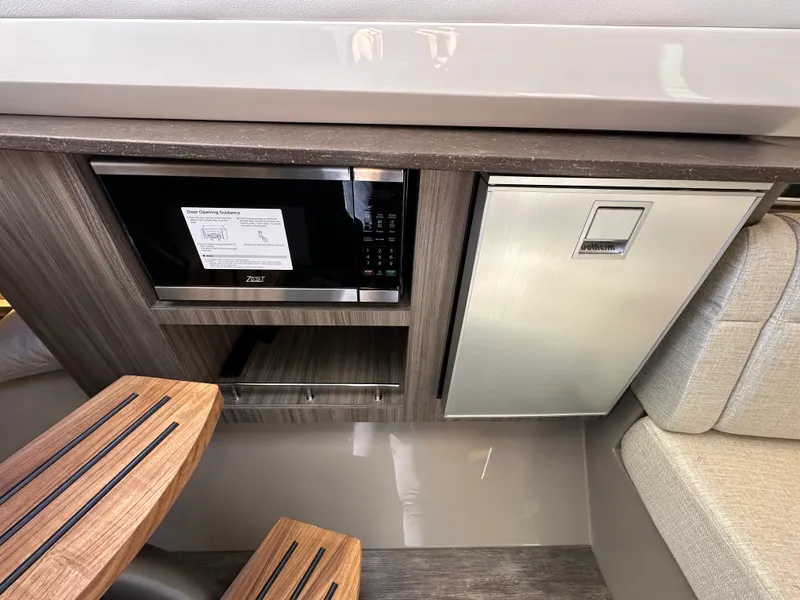 Slide: The Image of Sea Ray SLX 400 2026 - 23