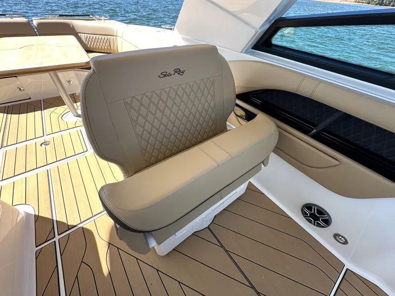 Slide: The Image of Sea Ray SLX 400 2026 - 28