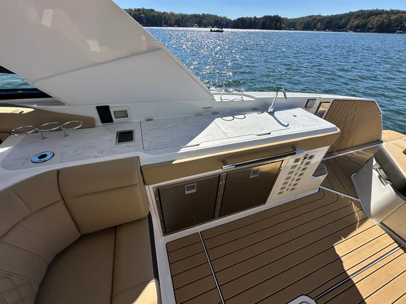 Slide: The Image of Sea Ray SLX 400 2026 - 31