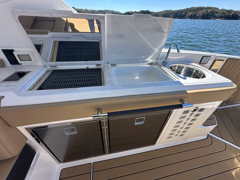 Slide: The Image of Sea Ray SLX 400 2026 - 32