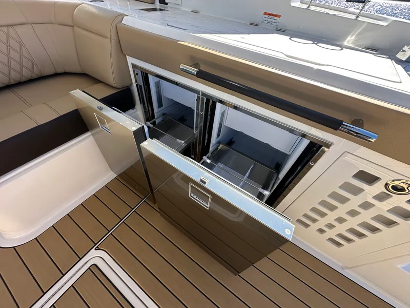 Slide: The Image of Sea Ray SLX 400 2026 - 33