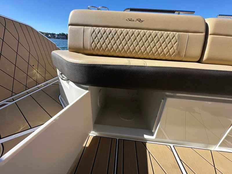 Slide: The Image of Sea Ray SLX 400 2026 - 34