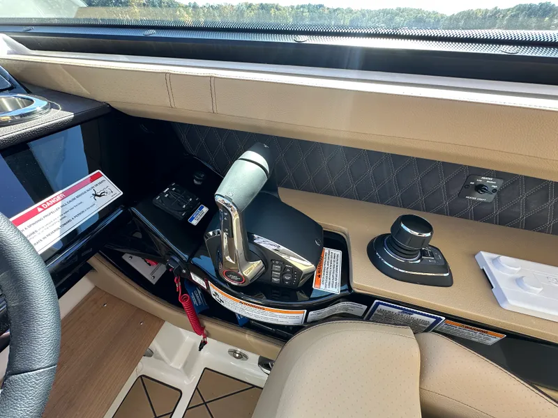 Slide: The Image of Sea Ray SLX 400 2026 - 37