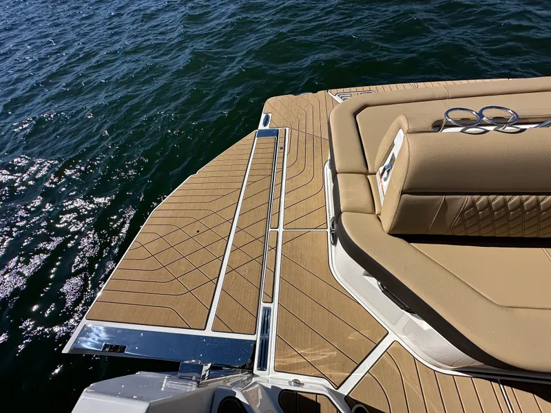 Slide: The Image of Sea Ray SLX 400 2026 - 38