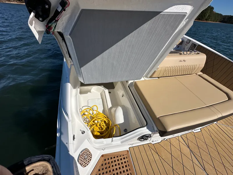 Slide: The Image of Sea Ray SLX 400 2026 - 42