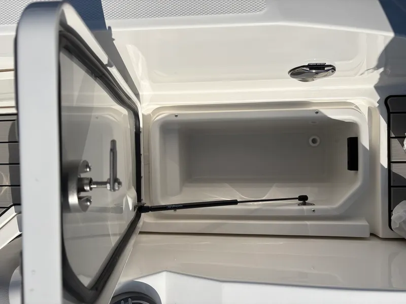 Slide: The Image of Sea Ray SLX 350 Outboard 2026 - 10