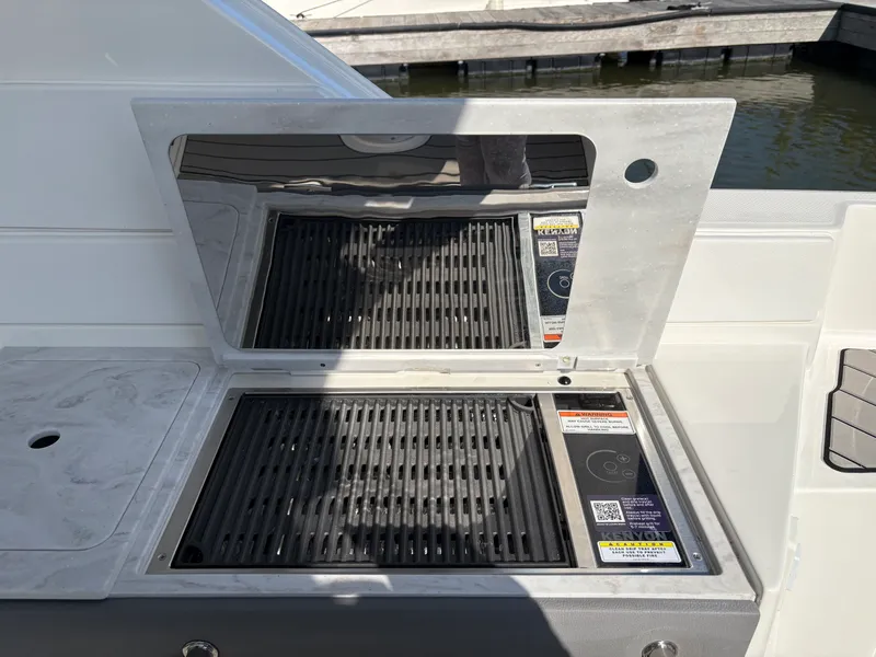 Slide: The Image of Sea Ray SLX 350 Outboard 2026 - 14