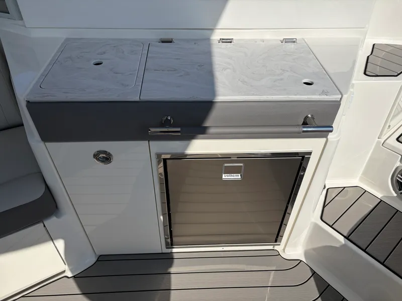 Slide: The Image of Sea Ray SLX 350 Outboard 2026 - 15