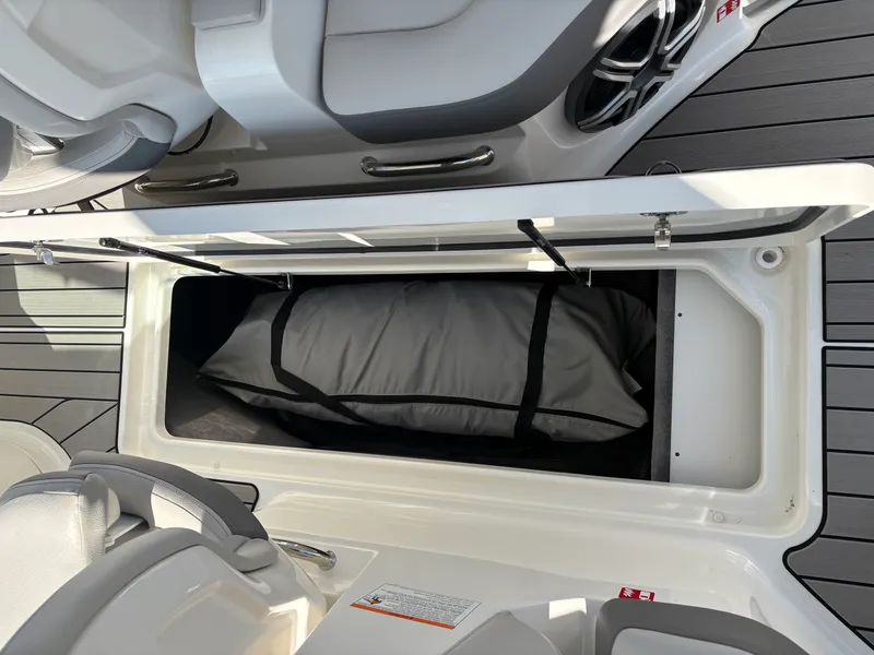 Slide: The Image of Sea Ray SLX 350 Outboard 2026 - 19