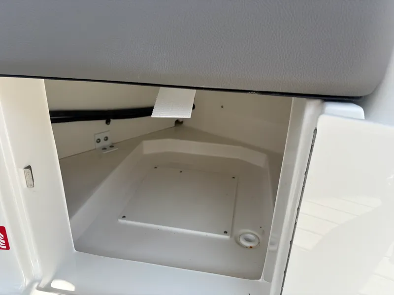 Slide: The Image of Sea Ray SLX 350 Outboard 2026 - 20