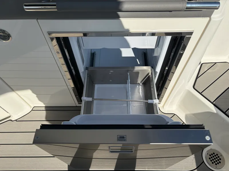 Slide: The Image of Sea Ray SLX 350 Outboard 2026 - 22