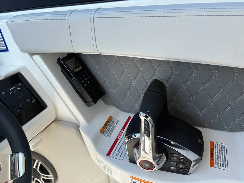 Slide: The Image of Sea Ray SLX 350 Outboard 2026 - 32