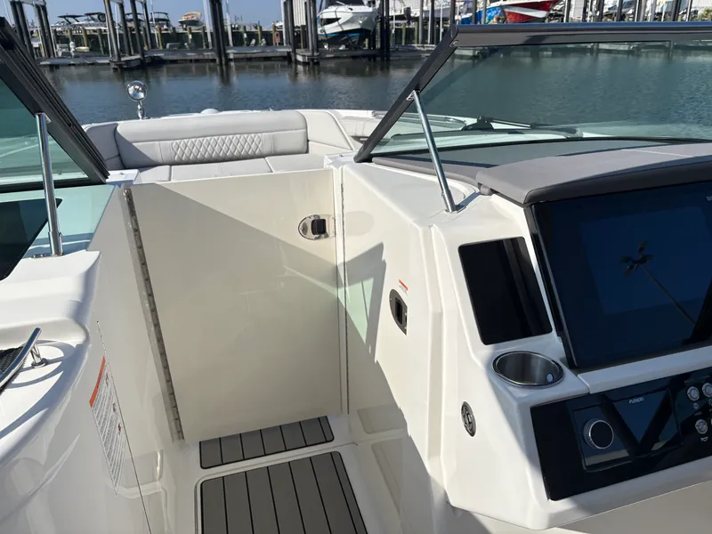 Slide: The Image of Sea Ray SLX 350 Outboard 2026 - 33