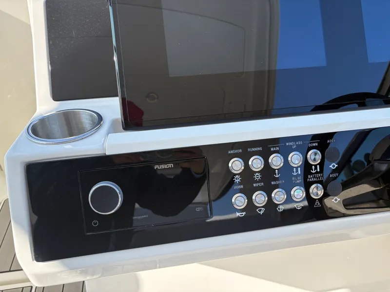 Slide: The Image of Sea Ray SLX 350 Outboard 2026 - 34