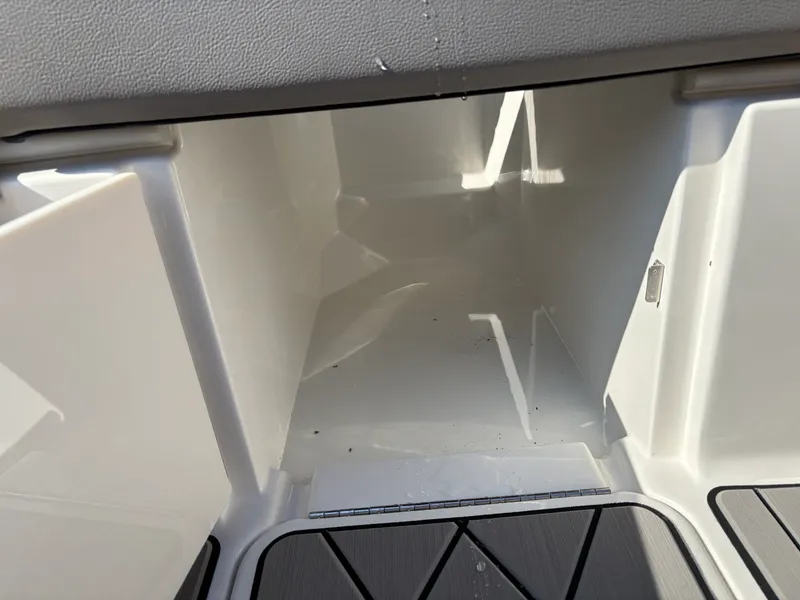 Slide: The Image of Sea Ray SLX 350 Outboard 2026 - 42