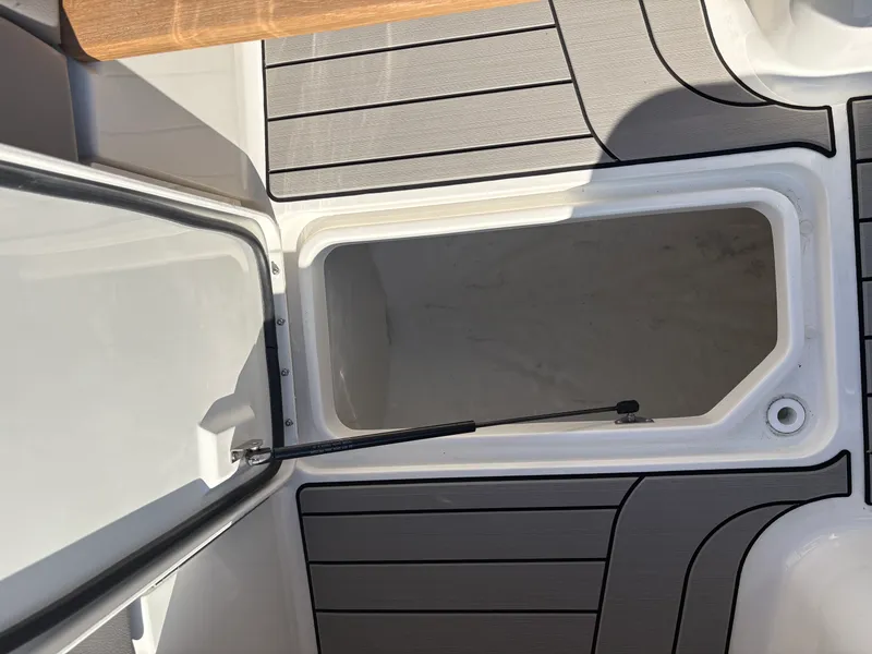 Slide: The Image of Sea Ray SLX 350 Outboard 2026 - 43