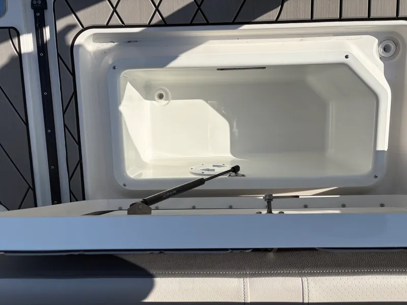 Slide: The Image of Sea Ray SLX 350 Outboard 2026 - 7