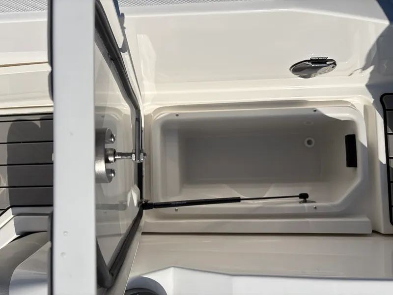 Slide: The Image of Sea Ray SLX 350 Outboard 2026 - 9