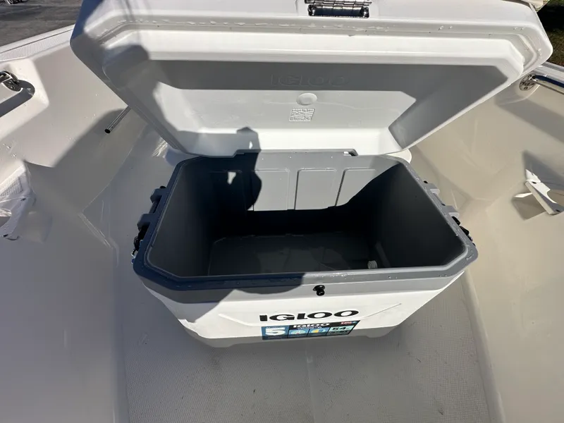 Slide: The Image of Boston Whaler 150 Montauk 2026 - 9