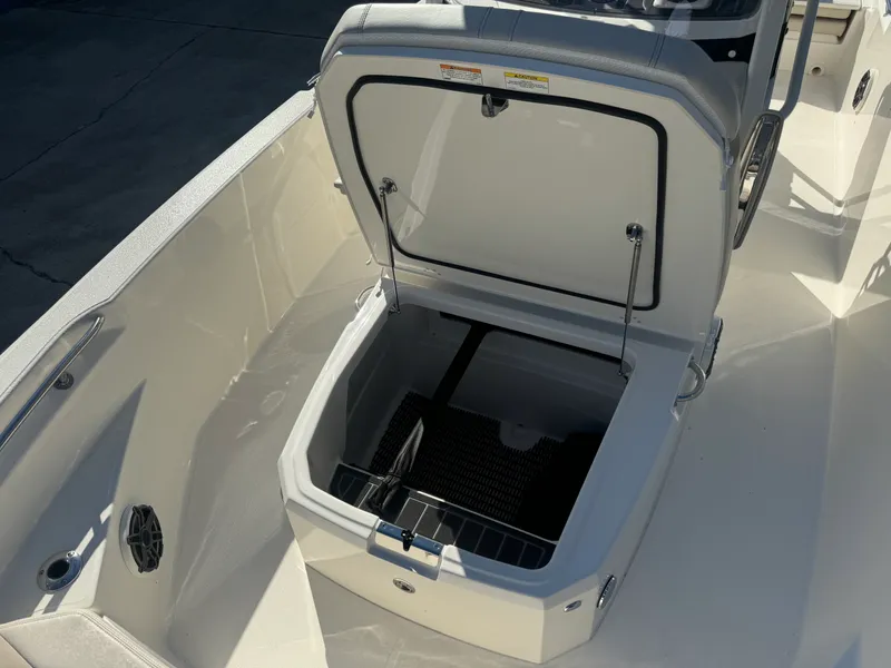 Slide: The Image of Boston Whaler 220 Dauntless 2026 - 11