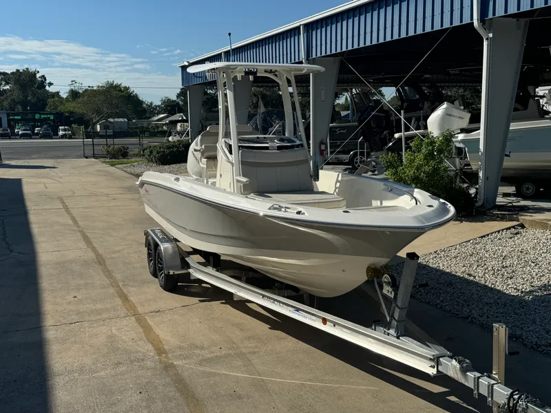 Slide: The Image of Boston Whaler 220 Dauntless 2026 - 3