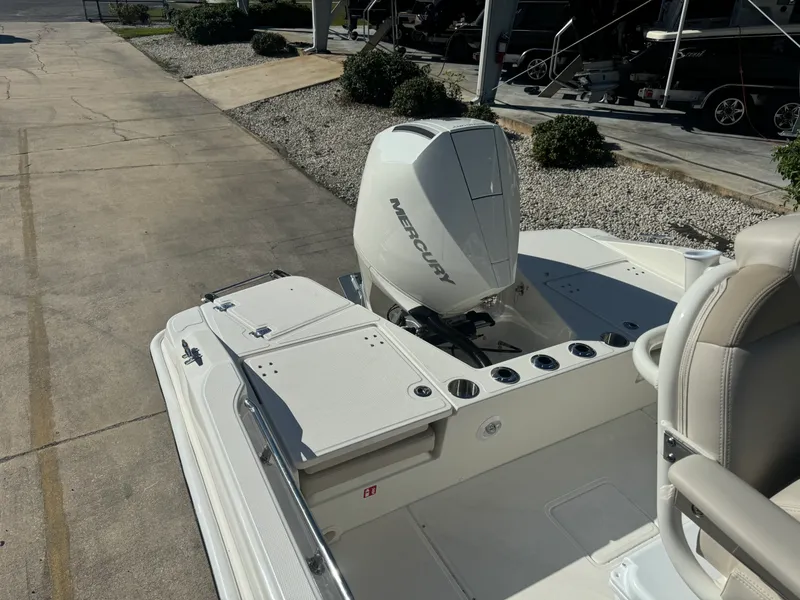 Slide: The Image of Boston Whaler 220 Dauntless 2026 - 4