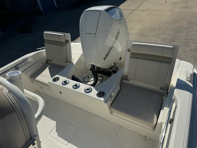 Slide: The Image of Boston Whaler 220 Dauntless 2026 - 5